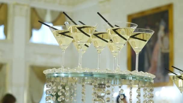 Glasögon med vin på bordet - festbakgrund — Stockvideo