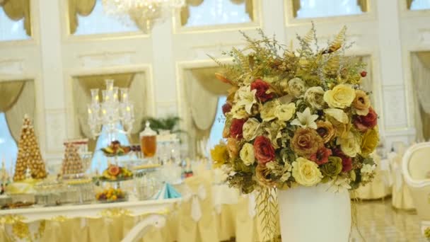 Buquê de casamento em um vase.Wedding atributos — Vídeo de Stock