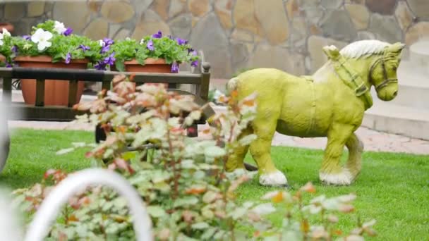 Сільські ретро паркани в заміському саду — стокове відео