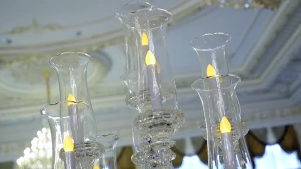 Mesa de boda decorada con platos, cuchillos y tenedores, vela, musgo, vegetación y pan — Vídeo de stock