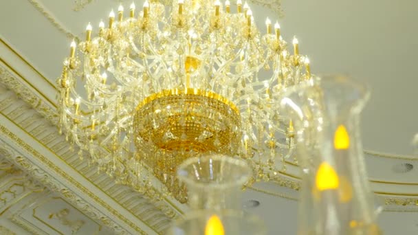 Lustre élégant au plafond dans un restaurant de luxe — Video