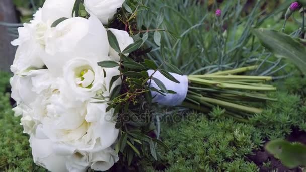 Ramo de boda de rosas blancas aisladas sobre un fondo blanco — Vídeos de Stock