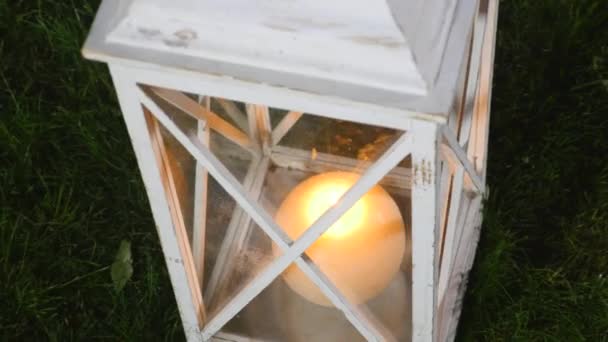 Linterna vintage de madera blanca con vela encendida — Vídeos de Stock
