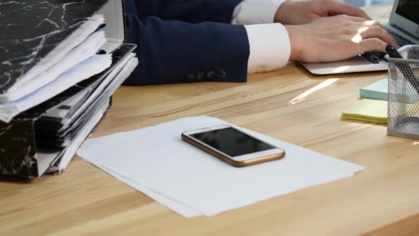 Un uomo d'affari contento seduto nel suo ufficio a lavorare al suo computer — Video Stock