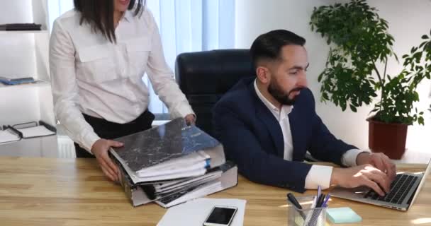 Jovem empresário recebendo repreensão de seu chefe feminino no escritório, 4K — Vídeo de Stock