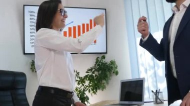 Emlakçı anahtarları genç adama verilmesi