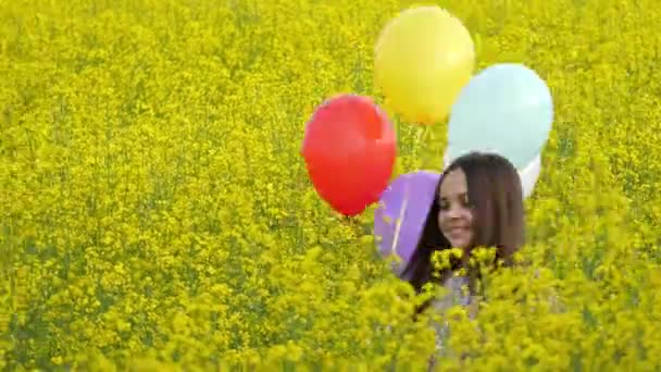 Chica feliz con globos en el campo — Vídeo de stock