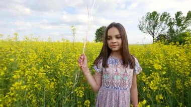 elinde sarı buğday alan balonları aracılığıyla çalışan elbiseli küçük kız. yavaş hareketleri