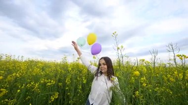 Sabun köpüğü, balonlar çayır üzerinde gülümseyen çocuk rahatlatıcı tecavüz alanda, yavaş hareket ile mutlu küçük oynayan kız