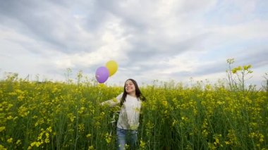 Mutlu genç kız buğday alanında Balonlu yürüyüş