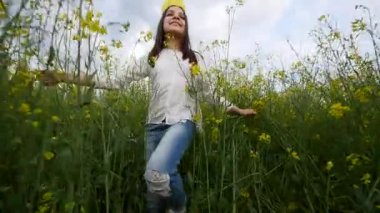 Mutlu genç kız buğday alanında Balonlu yürüyüş