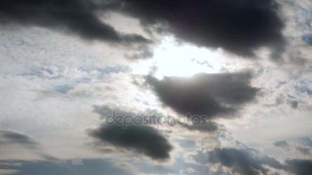 暗闇の中、雨の雲。劇的な空 — ストック動画