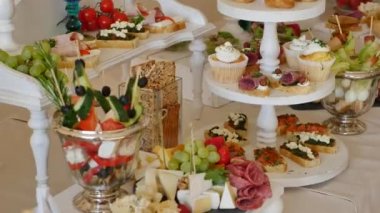 Tatil Ziyafet gıda ile plakalar çok uzun bir tabloyla