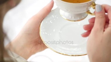 Bir fincan sıcak çay sabah tutan eller. Günaydın çay veya bir günün kutlu olsun mesaj kavram var