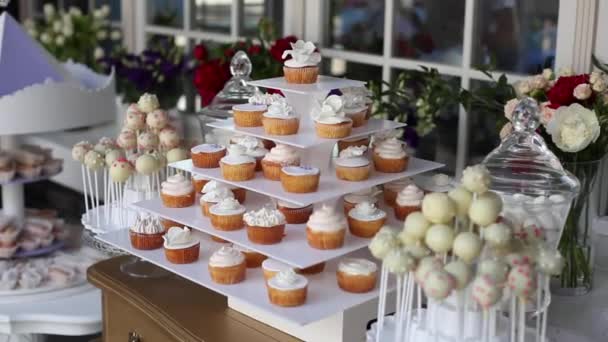 Delicioso casamento recepção doces bar mesa de sobremesa — Vídeo de Stock