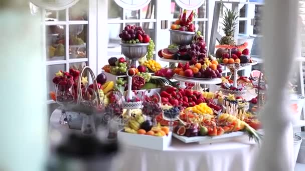 De nombreux fruits différents et la réception de mariage — Video