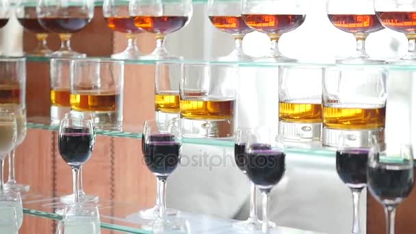 Diferentes bebidas alcohólicas en copas y copas de vino en mesa buffet de bodas — Vídeos de Stock