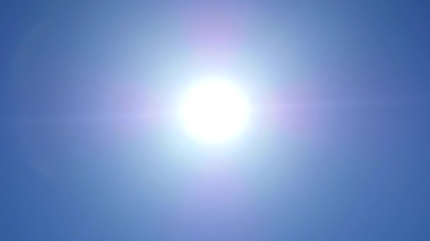 Sonne wandert über den strahlend blauen Himmel — Stockvideo