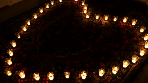 Cuore ardente. Candele disposte a forma di cuore. Animazione di sfondo con candele incandescenti a forma di cuore per film su San Valentino o film su Giorno di nozze. Animazione del loop senza soluzione di continuità — Video Stock