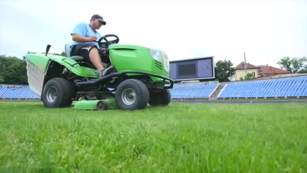 Кошение травы на футбольном стадионе — стоковое видео