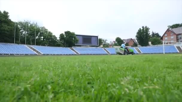 Cortando hierba en un estadio de fútbol — Vídeos de Stock
