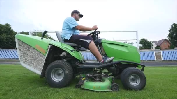 サッカー場で草を刈る — ストック動画