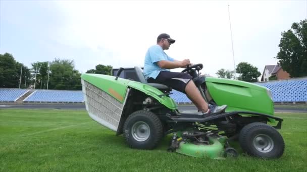 Cortando hierba en un estadio de fútbol — Vídeo de stock