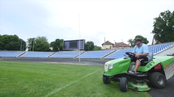 Klippa gräs i en fotbollsstadion — Stockvideo