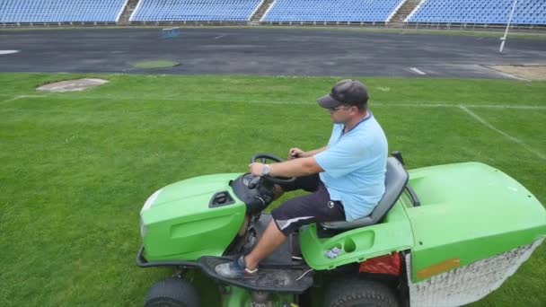 Cortando hierba en un estadio de fútbol — Vídeos de Stock