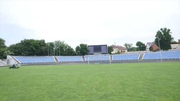 Koszenie trawy na stadionie piłkarskim — Wideo stockowe