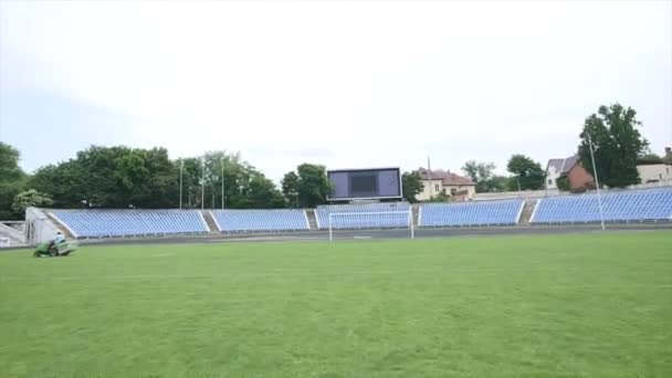 Futbol stadyumunda çim biçmek. — Stok video