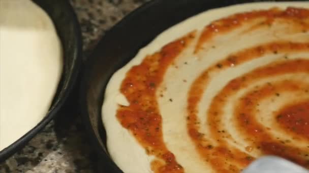 ピザのチーズの広がりの手 — ストック動画