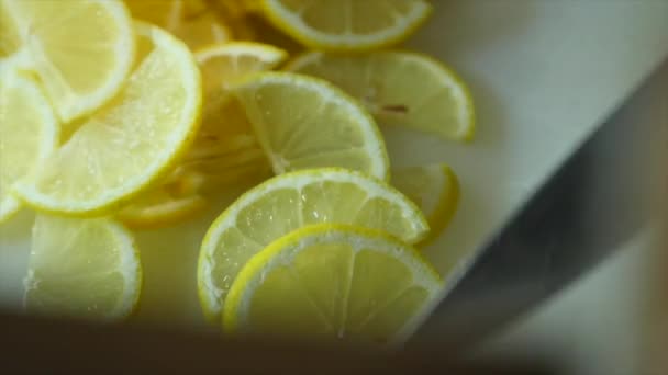 Någon skär en citron på skärbrädan — Stockvideo