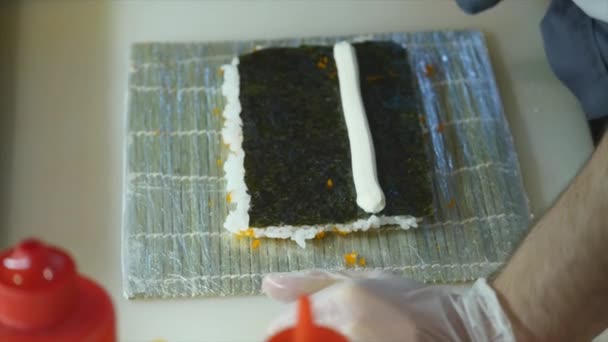 Proces tvorby válce sushi — Stock video