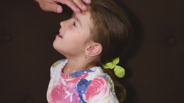 Kafede kafasına bir kızı okşayarak babalar el — Stok video