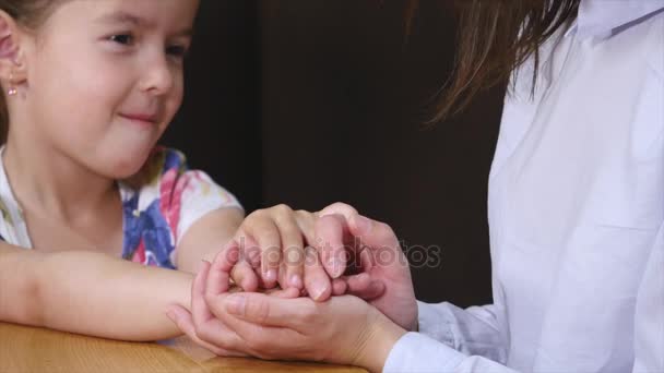 Close-up de mãe e filha de mãos dadas afetuoso com espaço de cópia na mesa em um café — Vídeo de Stock