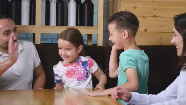 Schattige kinderen jongen en meisje spelen samen zitten op café tafel — Stockvideo