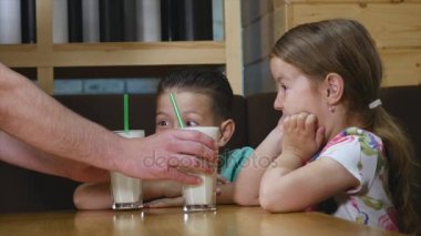 Bir kafede muzlu süt içme çocuk