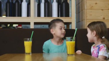 Bir kafede suyu içme çocuk