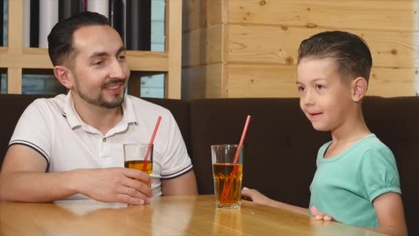 Hijo pequeño y su padre cenando en la cafetería — Vídeos de Stock