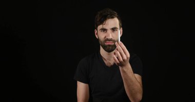 adam siyah arka plan üzerinde elektronik veya normal sigara arasında karar vermek