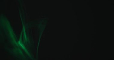 yeşil siyah bir arka plan üzerinde duman