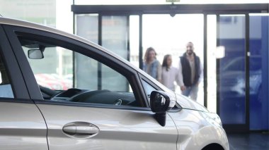 Genç aile araba Bayilik araba satın almak seçmek için geliyor