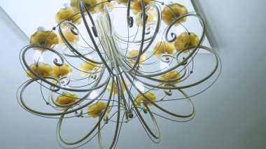 Aşağıdan yukarıya avize