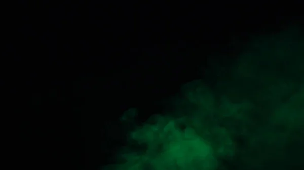 グリーン色の黒い背景に煙移動 — ストック写真