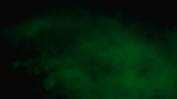 Humo de color verde moviéndose sobre fondo negro — Foto de Stock