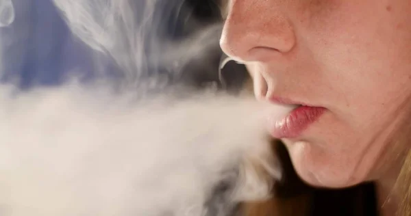 Fermer Bouche femme fumant e-cigarette avec la fumée — Photo
