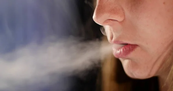 Fermer Bouche femme fumant e-cigarette avec la fumée — Photo