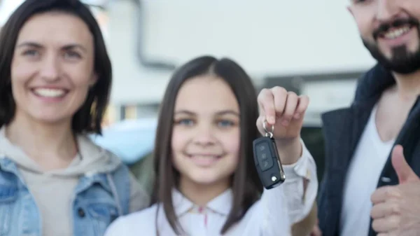 Chica feliz sosteniendo las llaves de un nuevo coche familiar — Foto de Stock