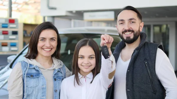 Szczęśliwa dziewczyna trzyma klucze do nowego samochodu rodzinnego — Zdjęcie stockowe